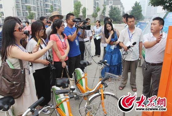 西線采訪團采訪了薛城區(qū)城市公共自行車服務(wù)系統(tǒng)，工作人員向記者們講解公共自行車的詳細(xì)情況。 記者 郭豪 攝。